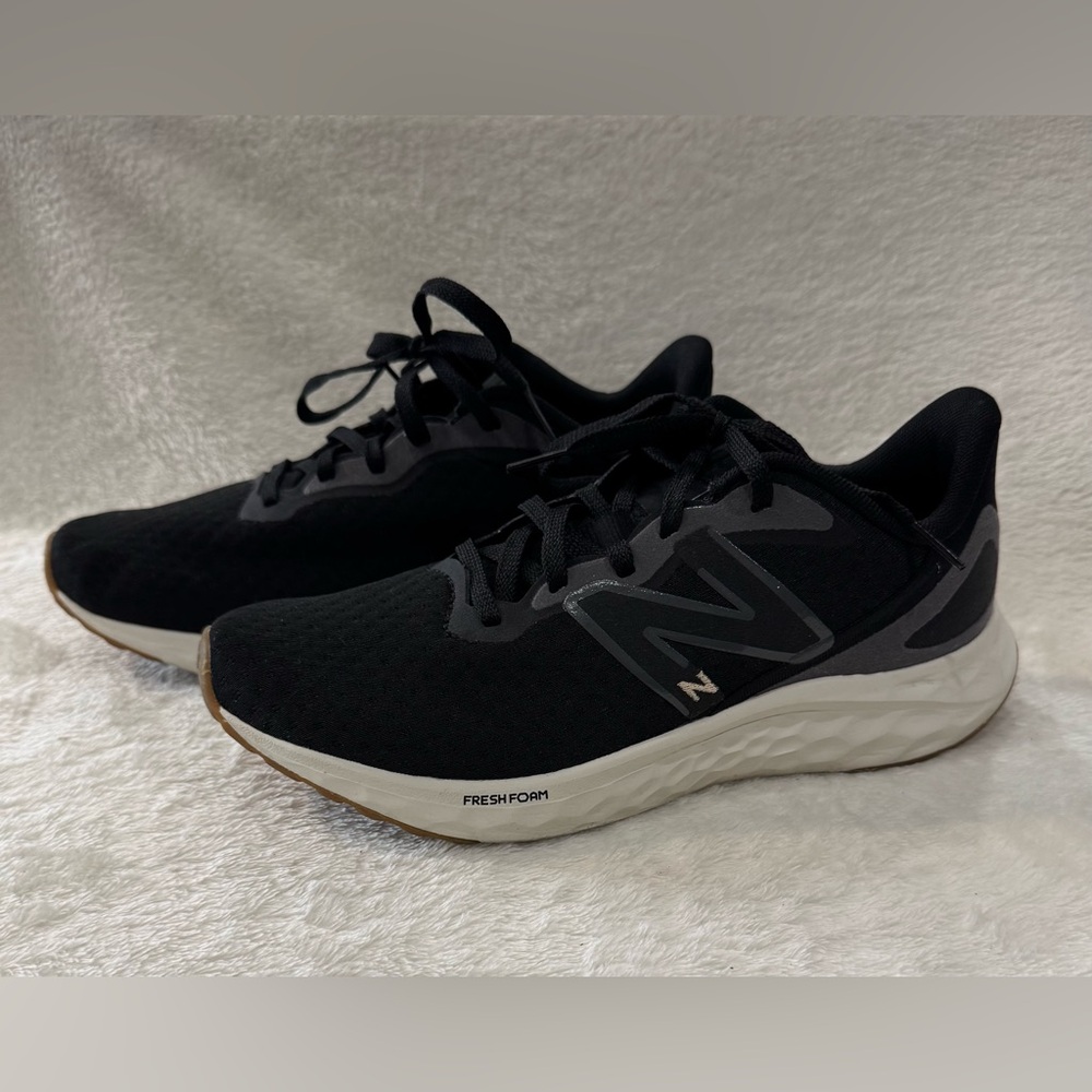 New Balance Women’s Fresh Foam ArishiV4 running shoes (sz.8)